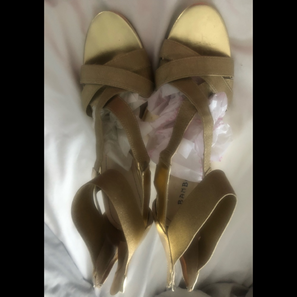 Cute, Cute, Cute Gold Wedge Heels Size 9